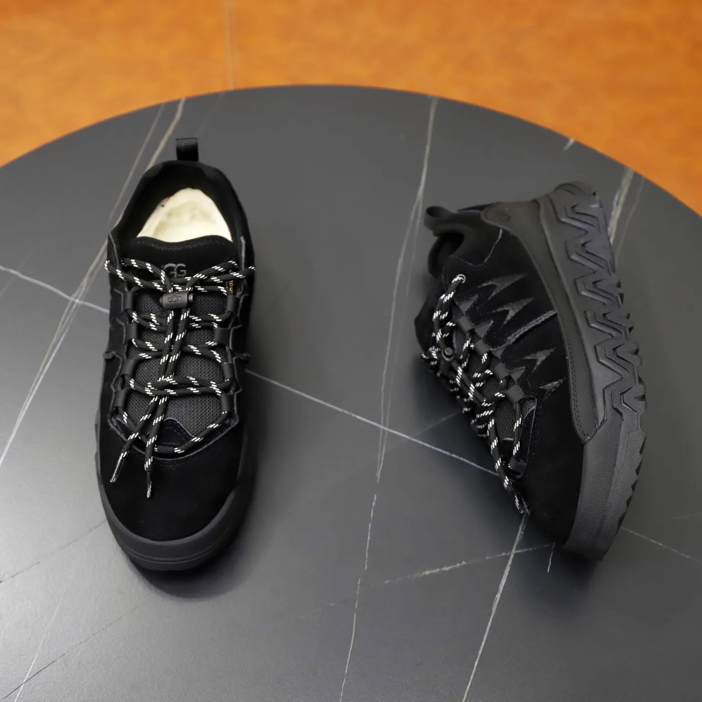 Factory price: 600💰Couple hiking shoes UGG short snow boots Autumn and winter brother's new series.........Multiple colors available Original and cute appearance, fur integrated 100% original with single wool thread Very precious and time-consuming Imported wool fur integrated warm and comfortable double care of feet A must-have item in winter Vamps with fur integrated wool outsole vs. original non-slip outsole Size: #35-40 for women and 39-44 for men
